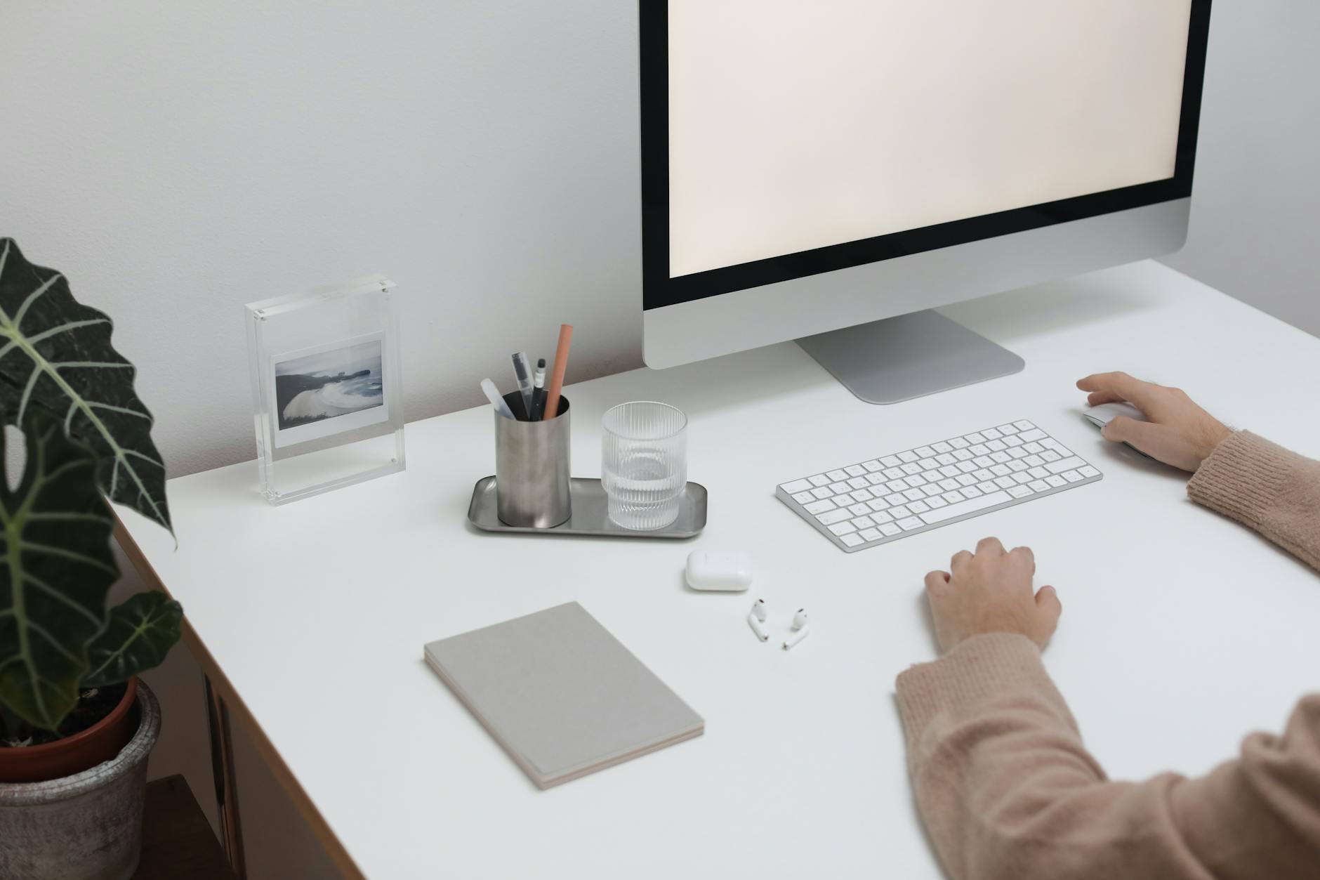 Arbeitsplatz mit Blick auf den Bildschirm