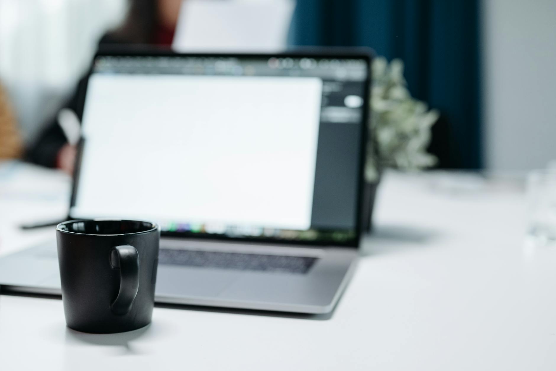 Aufgeräumter Büro-Arbeitsplatz mit Kaffeetasse